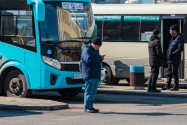 Автобусная остановка, пассажиры, автобус, пассажирские перевозки Илья Аверьянов, ИА PrimaMedia