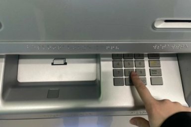 Эту ошибку совершают 80% россиян после снятие денег в банкомате ИА StolicaMedia