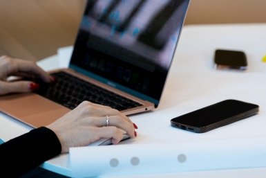 Телефон, ноутбук Илья Аверьянов, ИА PrimaMedia