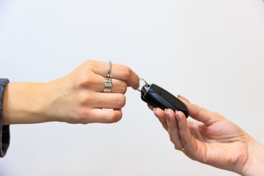 Автокредиты на новые машины в России резко дешевеют