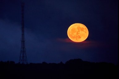 Луна, красная Луна, Луна над городом Дмитрий Осипчук, ИА PrimaMedia.ru