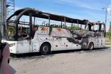 Осмотр места происшествия в связи с атакой ВСУ на пассажирский автобус в ДНР скрин из видео @t.me/sledcom_press