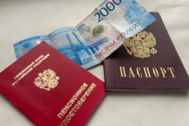Деньги или льготы: работающим пенсионерам назвали риски трудоустройства