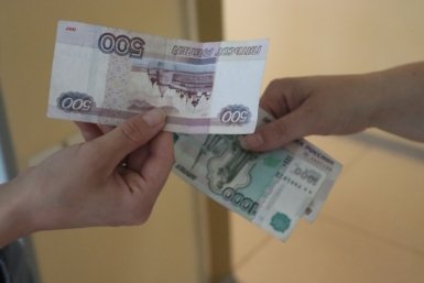 Деньги в руках Долгополова О. А., ИА UssurMedia.ru