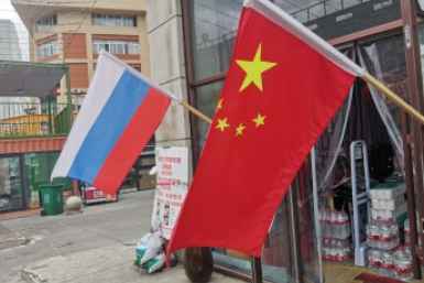 Флаги РФ и КНР над магазинчиком в Хуньчуне ИА PrimaMedia