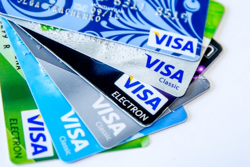 Россиянам объяснили, почему перестанут работать старые карты Visa и Mastercard Автор: Александр Ратников, ИА PrimaMedia
